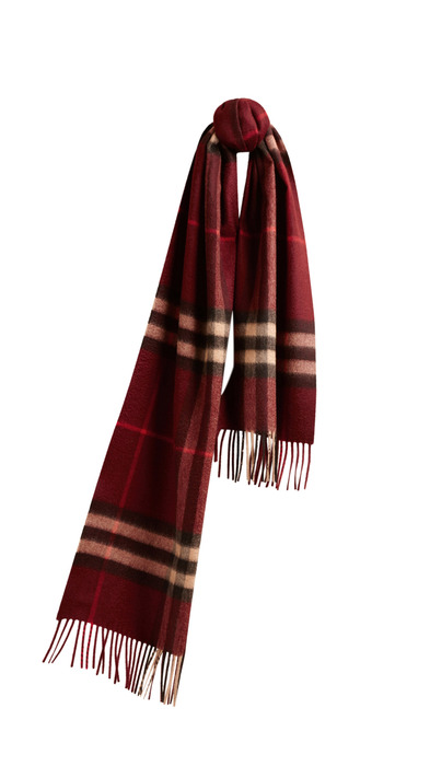Burberry 酒紅格紋喀什米爾經典圍巾,20,000元。